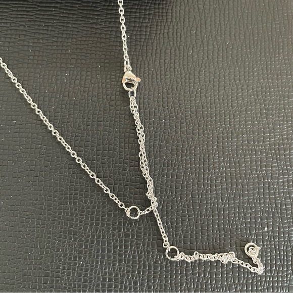 NWT Women’s Costume Jewelry Silver CZ Heart Necklace. - Picture 7 of 10